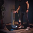 Kép 10/11 - Gravity GS LS 01 NH B világító gitárállvány (GLOW STAND®) tartóoszloppal, minden típusú gitárhoz Gitárállvány hangulatvilágítással