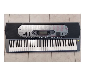 Casio CTK-573 normál méretű 61 billentyűs billentésérzékeny szintetizátor (Használt cikk)