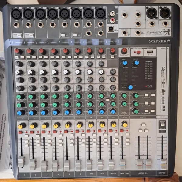 Soundcraft Signature 12 keverőerősítő (Használt cikkek)