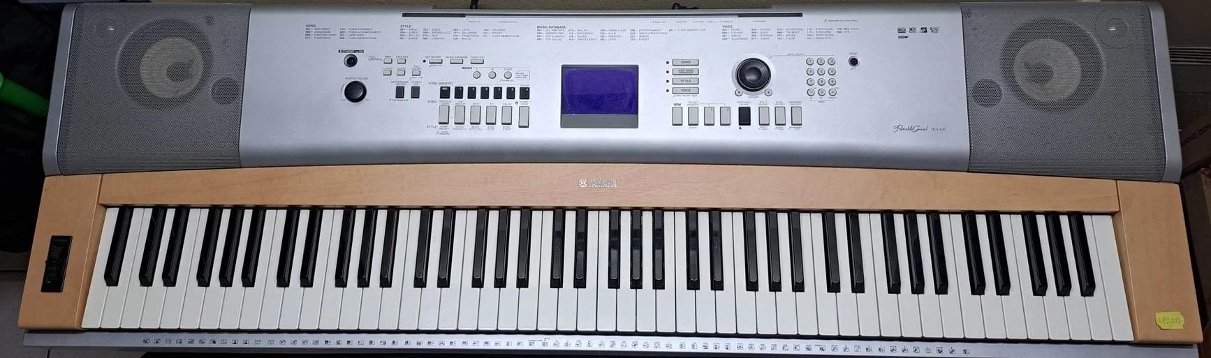 Yamaha DGX-630 kalapácsmechanikás zongora (Használt cikkek)