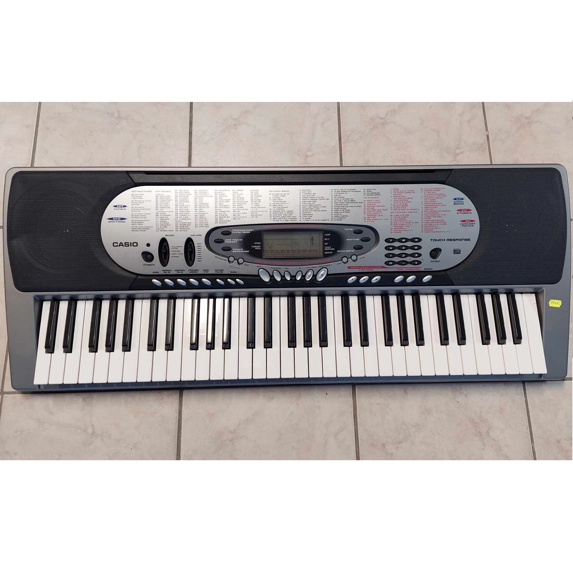 Casio CTK-573 normál méretű 61 billentyűs billentésérzékeny szintetizátor (Használt cikk)